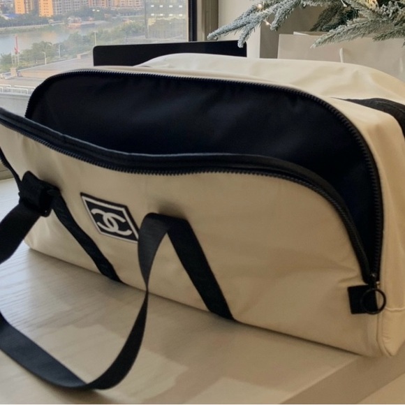BACK IN STOCK - CHANEL Beauty Duffel Bags - Picture 5 of 10
